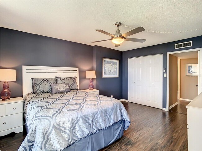 Building Photo - 7400 Sun Island Dr S