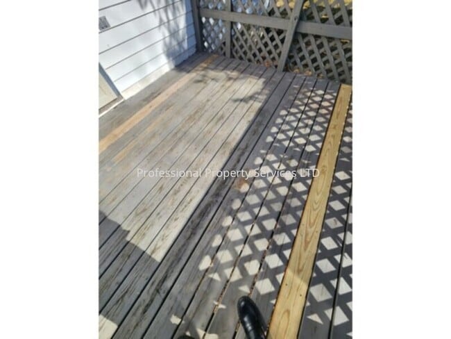 Building Photo - Country Living Near Commuter Routes