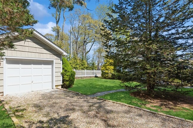 Building Photo - 425 Briarwood Ln