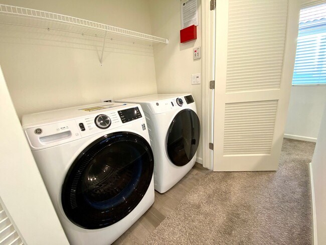 Building Photo - $2,195, 3 Bedroom In Gated Community with ...