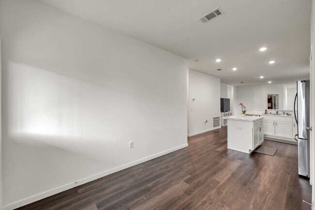 Building Photo - 16435 Big Hickory Dr