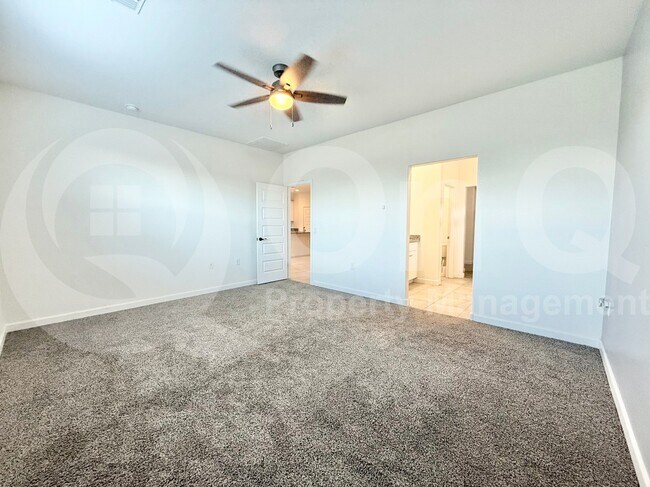 Building Photo - 3246 W Sable Ave