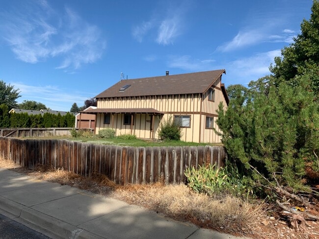 Primary Photo - Custom 3 Bedroom Home for Rent