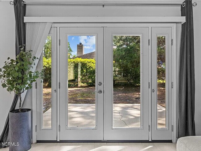 Building Photo - 11 Court 8 NW Dr