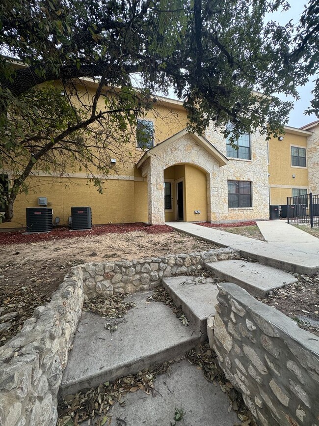 Building Photo - GREAT LOCATION NEAR MEDICAL & USAA | 3 BED...