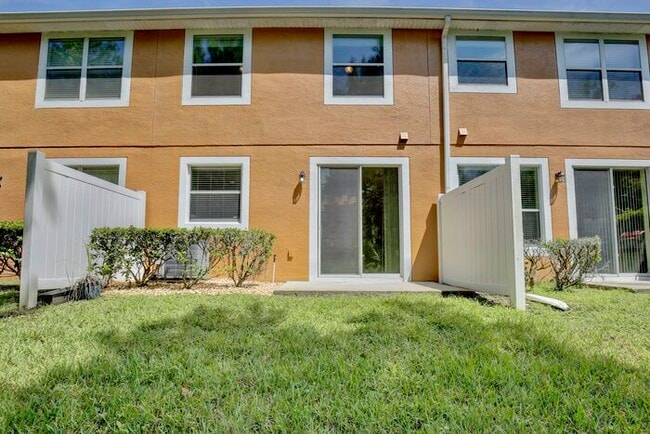 Building Photo - Stylish 3/2.5 Townhome with Open Floor Pla...