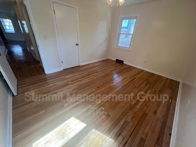 Building Photo - 8293 Lakeview Dr SW