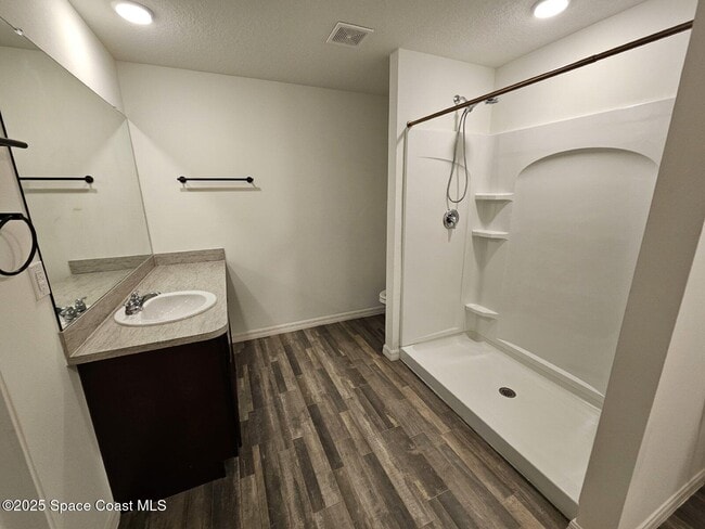 Building Photo - 1390 Vander Ave SE