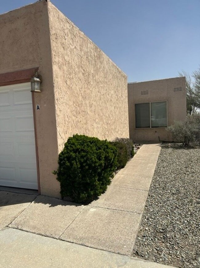 Building Photo - 2 Bed, 2 Bath Townhome