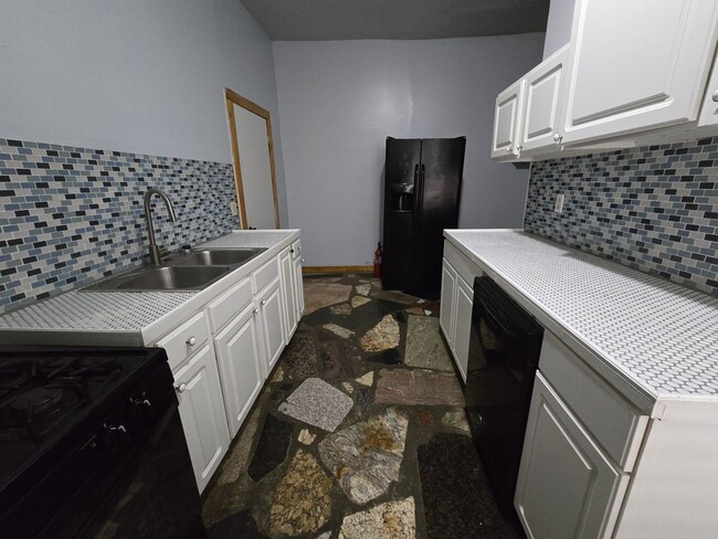Building Photo - Cute and Quirky!! 3 Bed 2 Bath Home in upcoming Walnut Hills