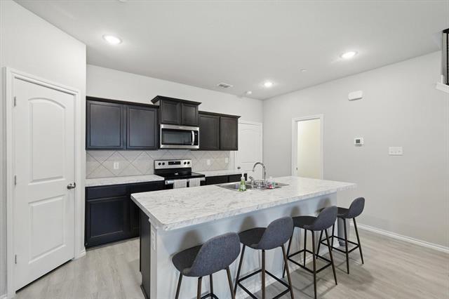 Building Photo - 2209 Davenport Dr