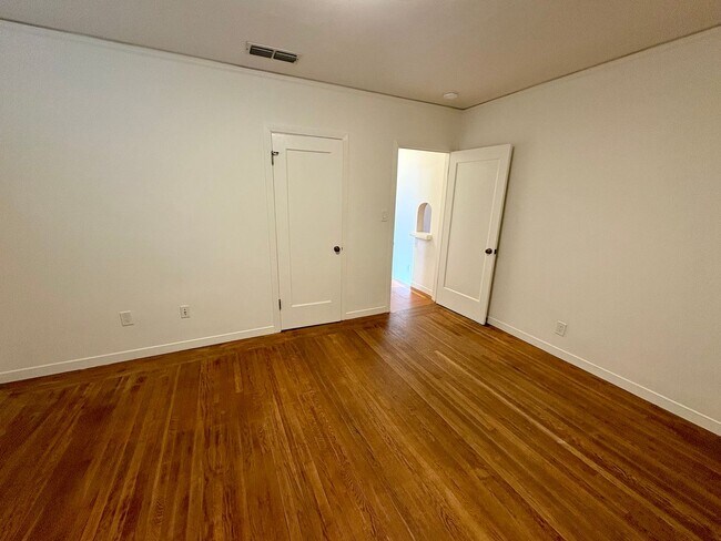 Building Photo - Updated and Stunning 2bed/1bath home in Mi...