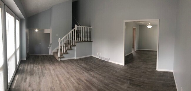 Building Photo - Home For Rent Bellevue.