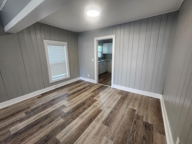 Building Photo - 522 E 5th St