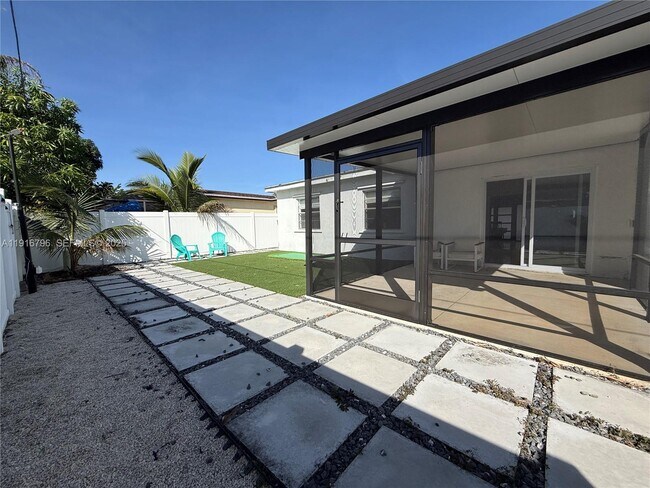 Building Photo - 8636 Beekman Dr