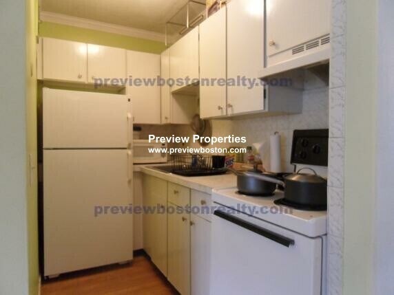Building Photo - 200 Kelton St