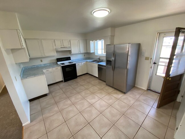 Building Photo - Three Bedroom Bayfield House with Large Fe...