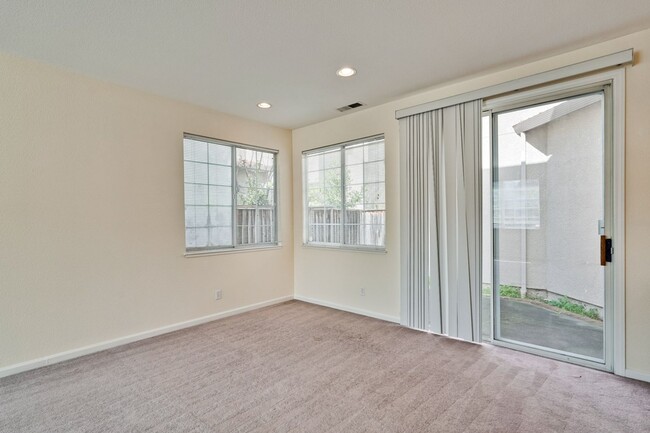 Building Photo - Introducing a Spacious 4 Bed 2.5 Bath Town...