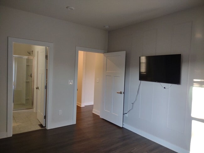 Building Photo - $300 OFF THE FIRST FULL MONTH's RENT!!! Su...