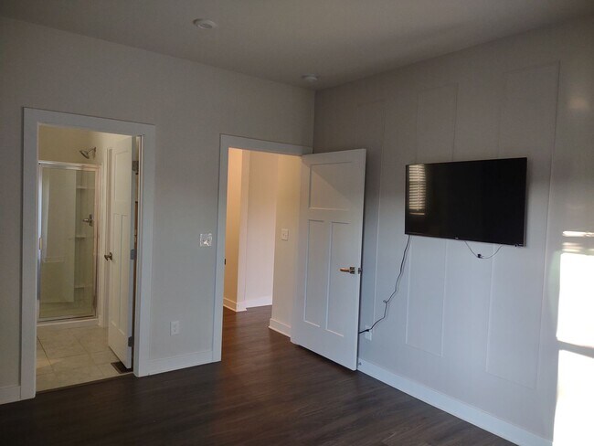 Building Photo - Superlative 6 Bedroom, 5 Bathroom Home in an Upscale Community!