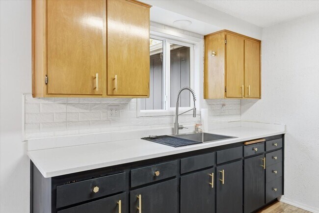 Building Photo - 2500 Alma Dr