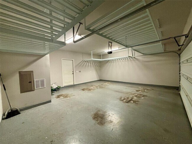 Building Photo - 13800 Lyndhurst St