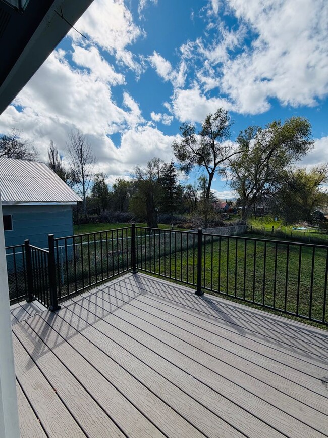 Building Photo - Well-designed 3BD/2BA newer build offers a fantastic layout with flexible living space.