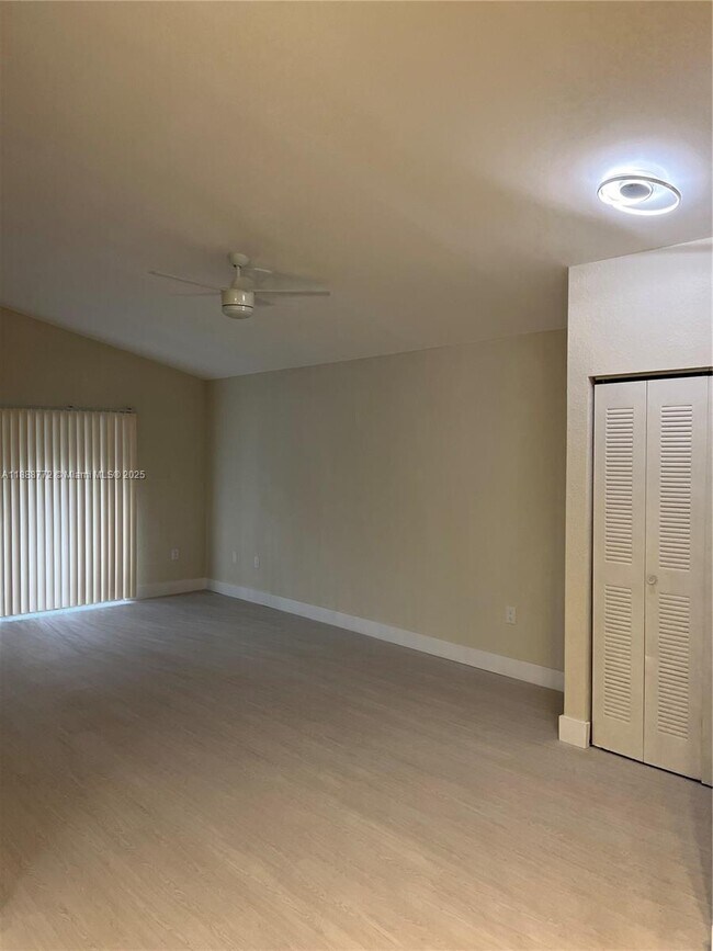 Building Photo - 2811 N Oakland Forest Dr