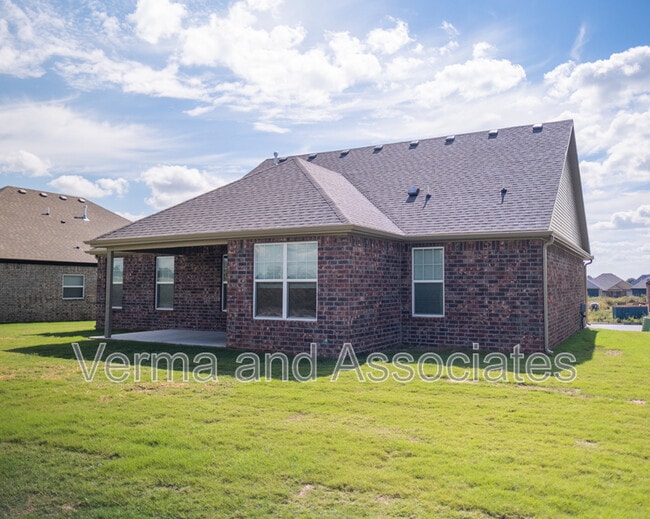 Building Photo - 940 E Skyline Lp