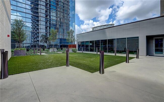 Building Photo - 2322 N Akard St