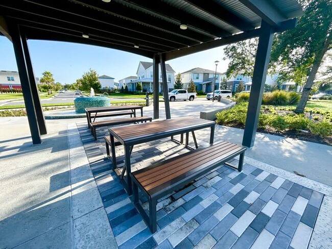 Building Photo - Stunning 2/2 Modern Townhome with a Bonus ...
