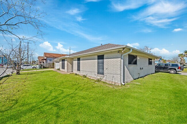 Building Photo - 1318 55th St