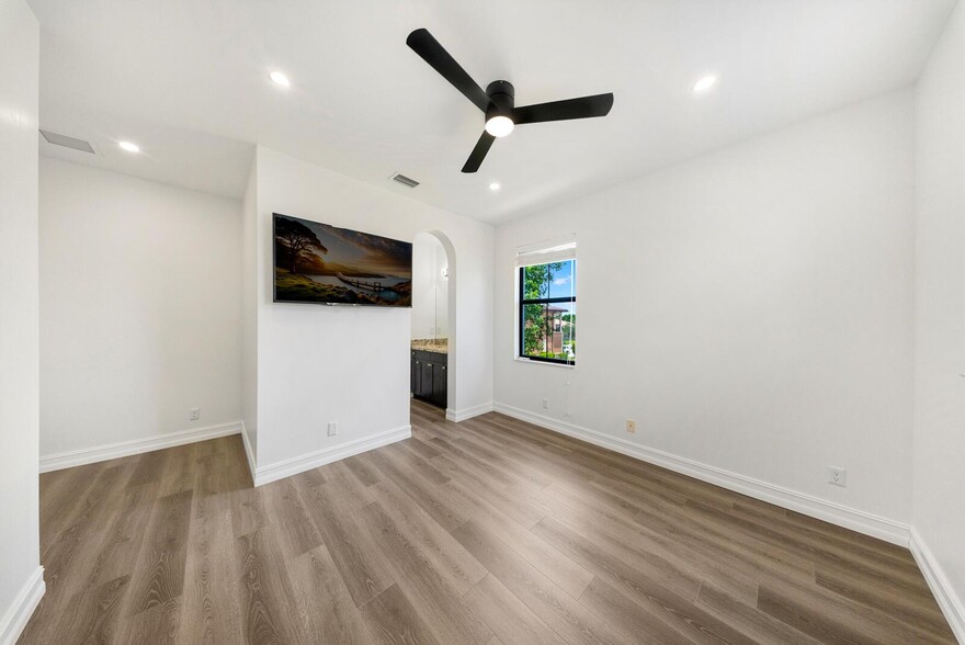 Building Photo - 9065 Watercrest Cir E