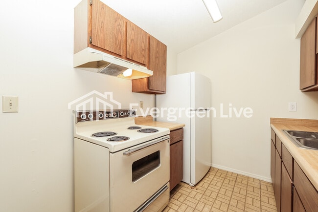 Building Photo - 6376 Greenfield Way