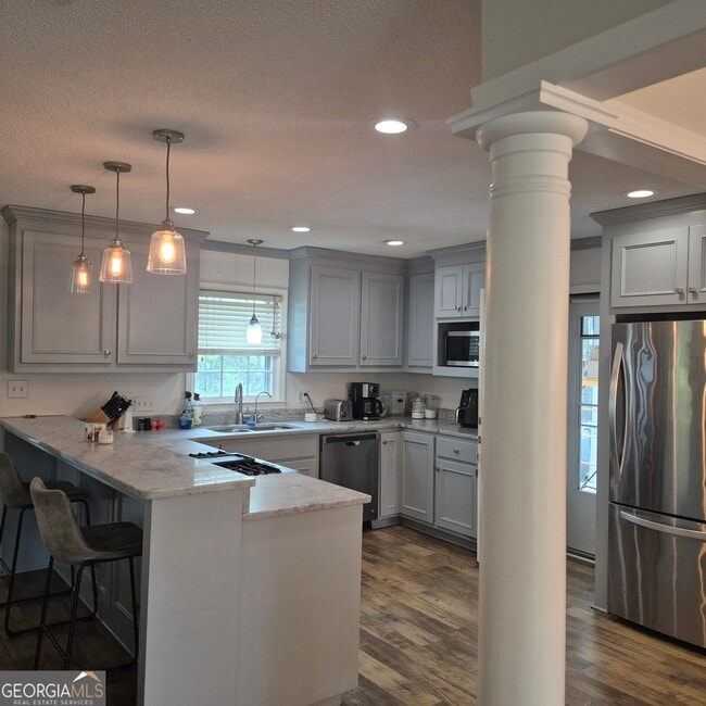 Building Photo - 930 Hill Pl