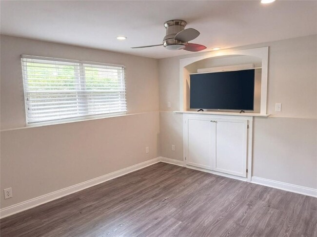 Building Photo - 10460 Willow View Cir