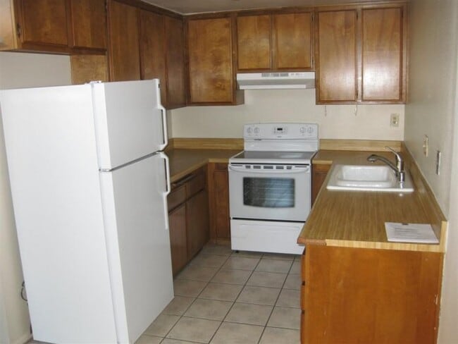 Building Photo - Extra large 3bd/2ba 2 story townhome with ...