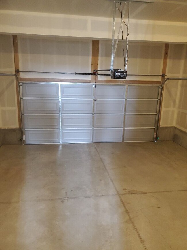 Building Photo - Stunning Home Built in 2022