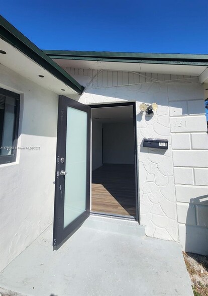 Building Photo - 731 Phippen Waiters Rd
