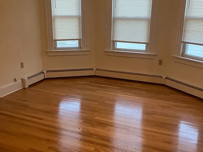 Building Photo - Freshly painted apartment ready for move-in.