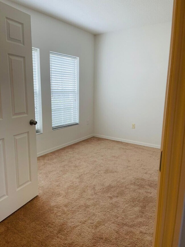 Building Photo - Brand new 4 bed 2 1/2 bath house in gated ...