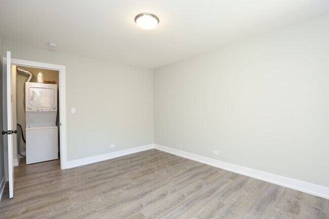 Building Photo - 533 W Surf St
