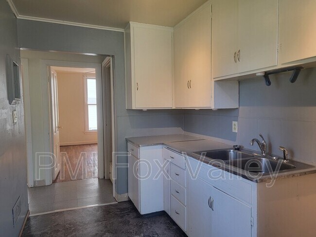 Building Photo - 305 E Doty Ave