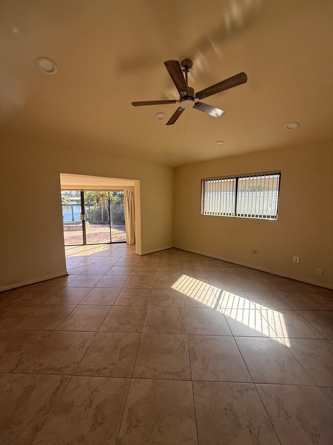 Building Photo - 1000 SE 7th Ave