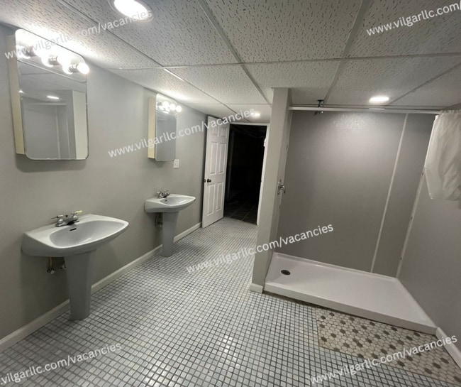 Building Photo - Spacious & Updated 2 large bedrooms & 2 fu...