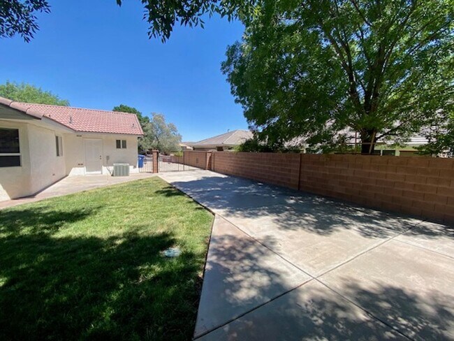 Building Photo - SPACIOUS HOME FOR RENT!