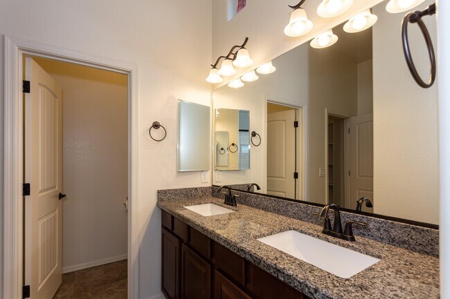 Building Photo - 926 N Gomez St