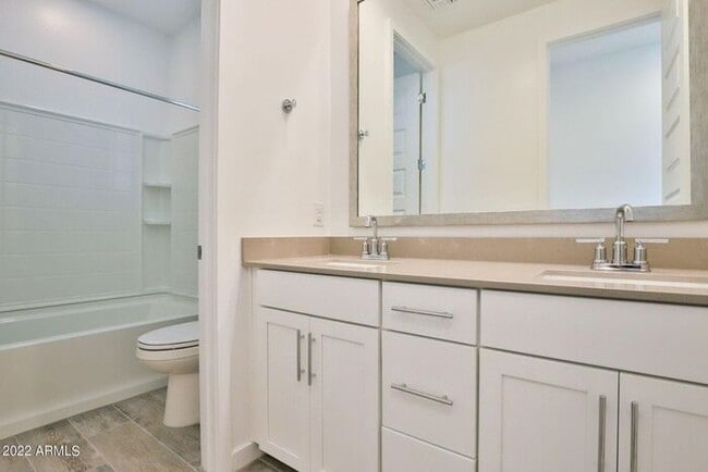 Building Photo - Beautiful 4 Bedroom 2 Bath Home in Mystic
