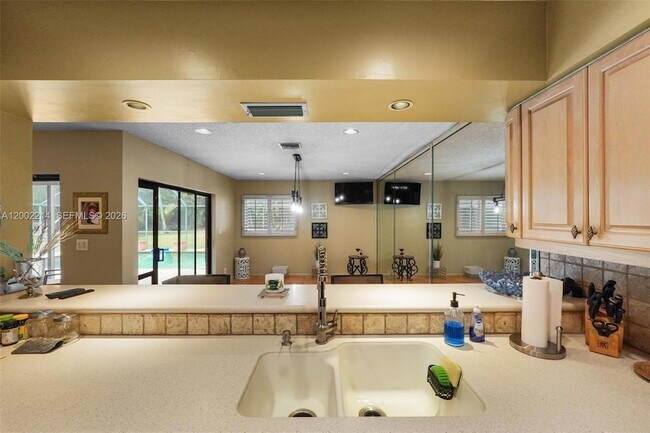 Building Photo - 6975 Bianchini Cir