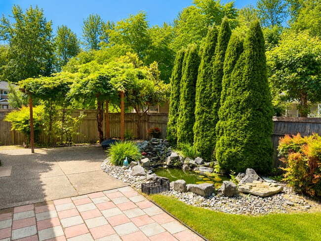 Building Photo - Spacious 5 Bedroom Home with A/C, Den, Waterfall in Prime Kenmore Cul-de-Sac